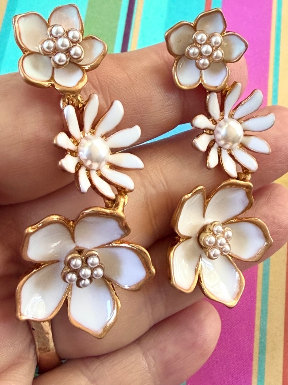 Oscar de la Renta Flower Earrings✨White Enamel Gold Floral ✨Triple Flower Dangle - Picture 6 of 17